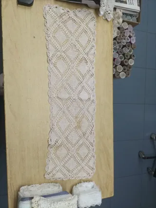 Puntillas de tela beige y blancas