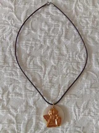Collar con colgante de ángel dorado