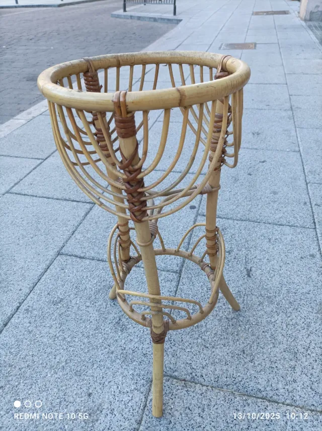 Porta tiestos de bambú y ratán
