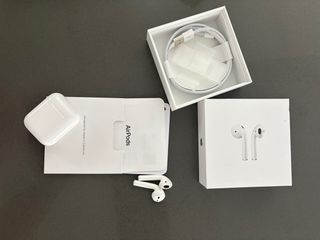 AirPods con estuche de carga