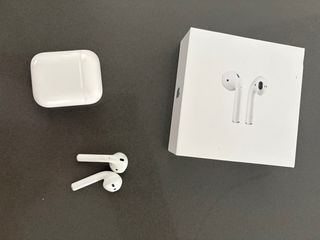 AirPods con estuche de carga