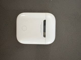 AirPods con estuche de carga