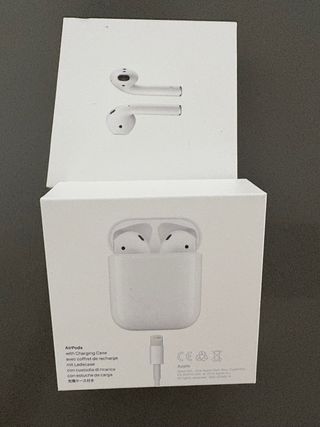 AirPods con estuche de carga