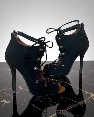 Sandalias negras de tacón alto 