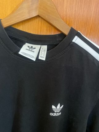 Camiseta Adidas Negra con Rayas Blancas