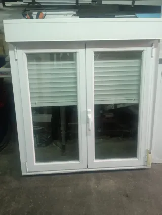 Ventana aluminio blanco con persiana