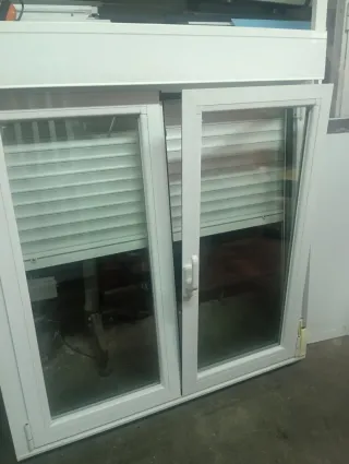 Ventana aluminio blanco con persiana