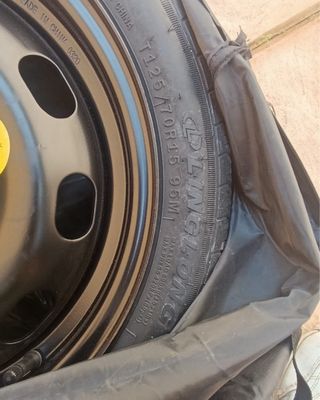 Llanta de repuesto con funda