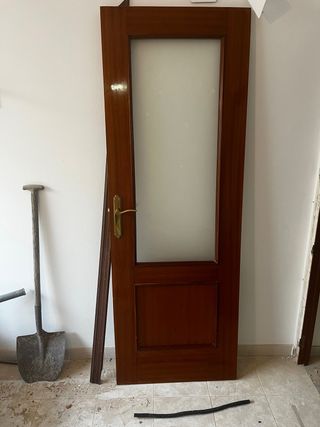 Puerta madera con cristal