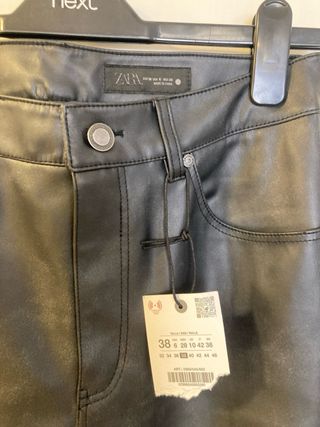 Pantalón mujer negro efecto piel Zara 