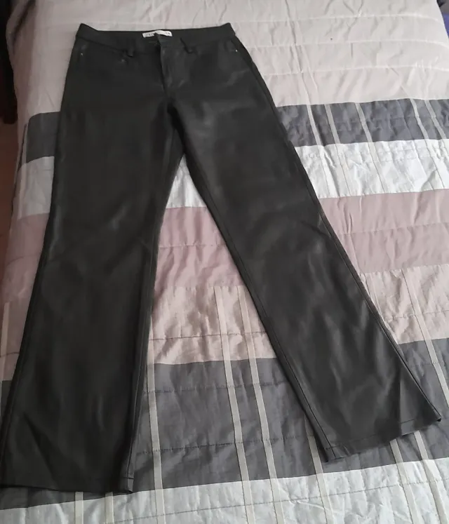Pantalón de cuerina negro