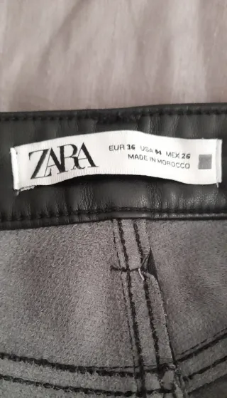 Pantalón de cuerina negro