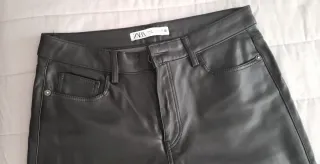 Pantalón de cuerina negro