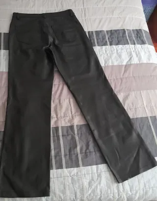 Pantalón de cuerina negro