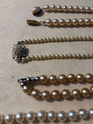 Collares y pulseras de perlas