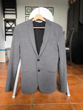Americana gris Zara talla S – elegante y versátil