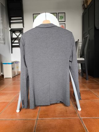 Americana gris Zara talla S – elegante y versátil