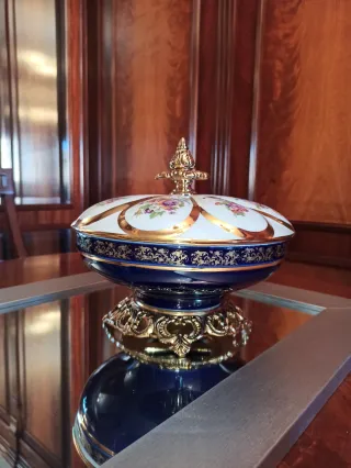 Bombonera de porcelana con detalles dorados