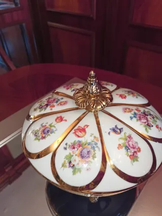 Bombonera de porcelana con detalles dorados