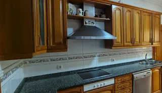 Cocina madera con encimera granito