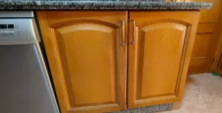 Cocina madera con encimera granito