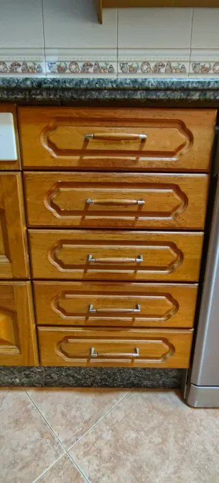 Cocina madera con encimera granito