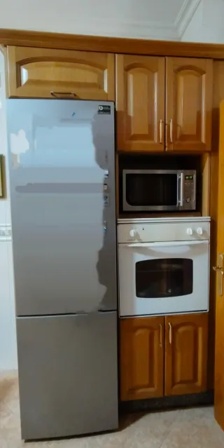 Cocina madera con encimera granito