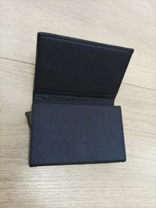 GUGGIARI Tarjetero RFID Azul Cierre Imantado