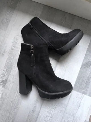 Botines tacón cuadrado negros