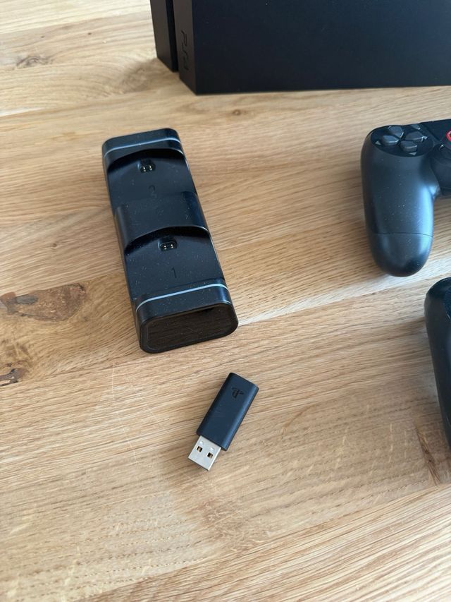 PS4 (PlayStation 4) Negra + 11 Juegos + 3 mandos