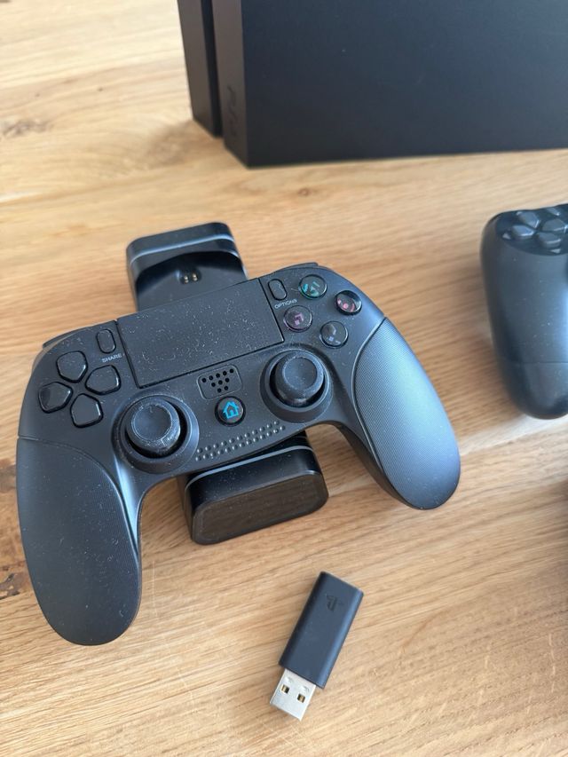 PS4 (PlayStation 4) Negra + 11 Juegos + 3 mandos