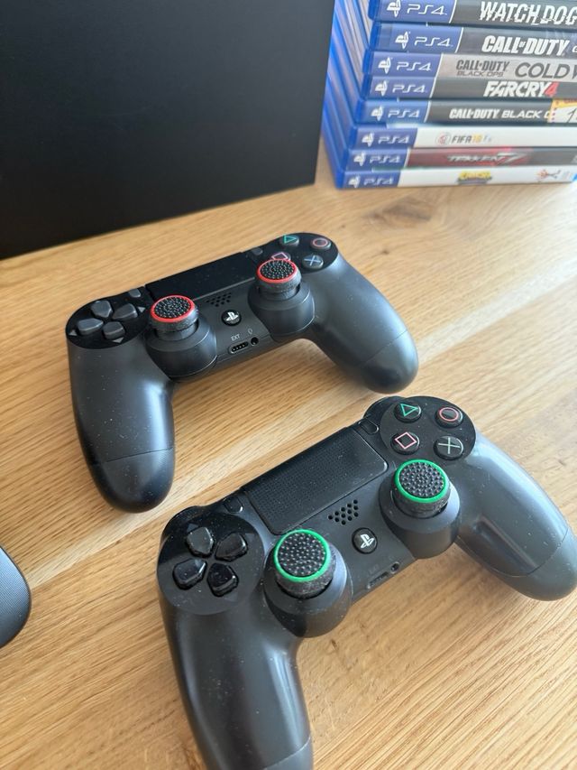 PS4 (PlayStation 4) Negra + 11 Juegos + 3 mandos