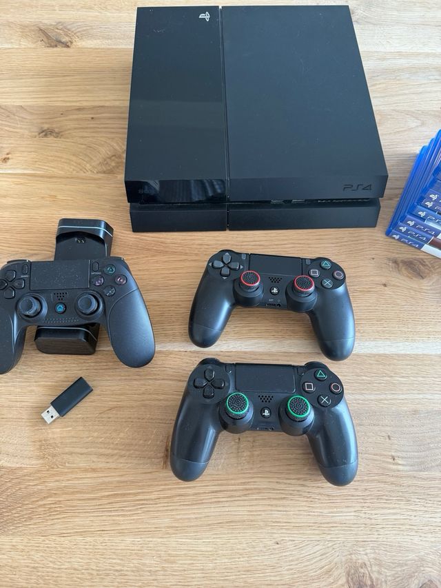 PS4 (PlayStation 4) Negra + 11 Juegos + 3 mandos