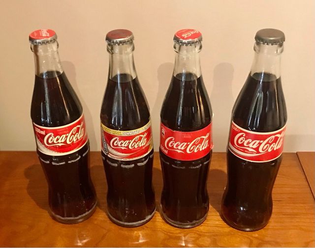 Bottiglie di Coca Cola provenienti da diversi paesi