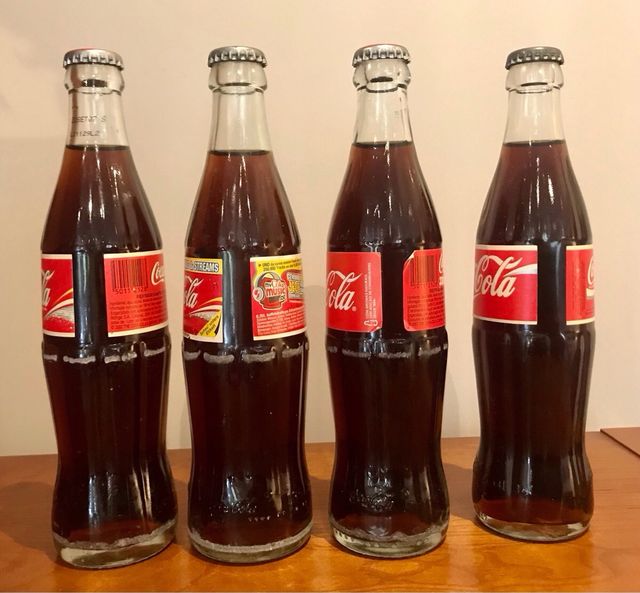 Bottiglie di Coca Cola provenienti da diversi paesi