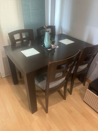 Mesa de comedor de madera oscura