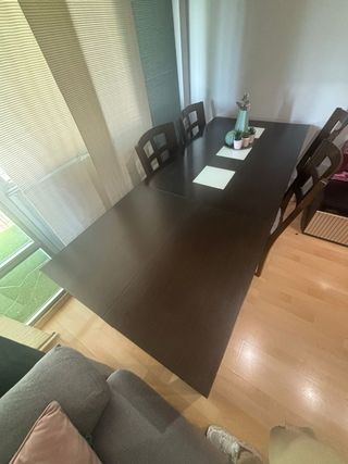 Mesa de comedor de madera oscura