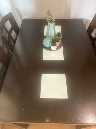 Mesa de comedor de madera oscura