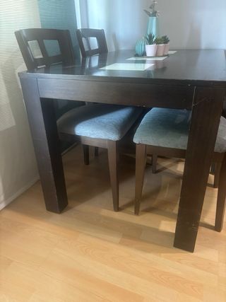 Mesa de comedor de madera oscura