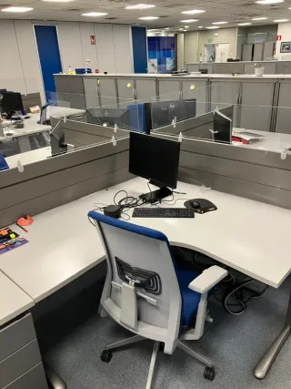 Varias mesas de oficina Steelcase forma L