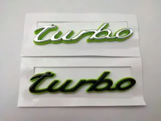 EMBLEMA PORSCHE TURBO E-HYBRID PLATA 