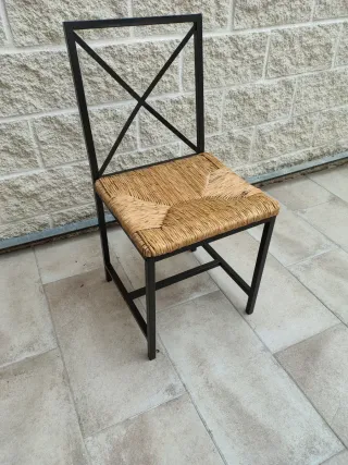 6 sillas de metal y mimbre y mesa de madera