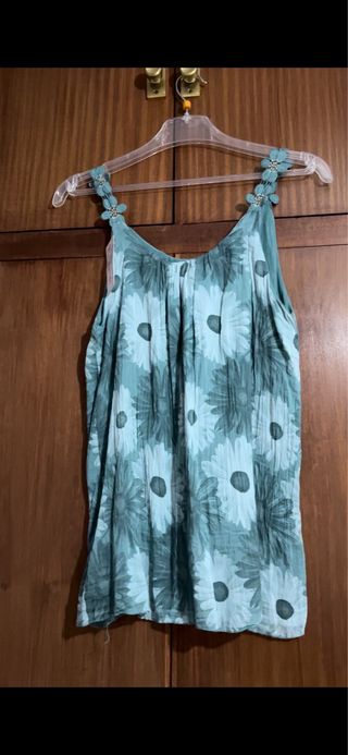 Camisa verde con estampado floral