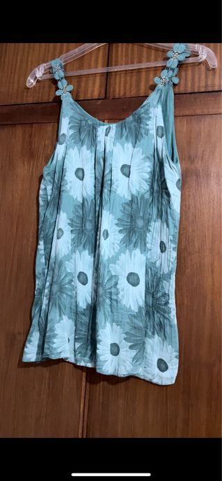 Camisa verde con estampado floral