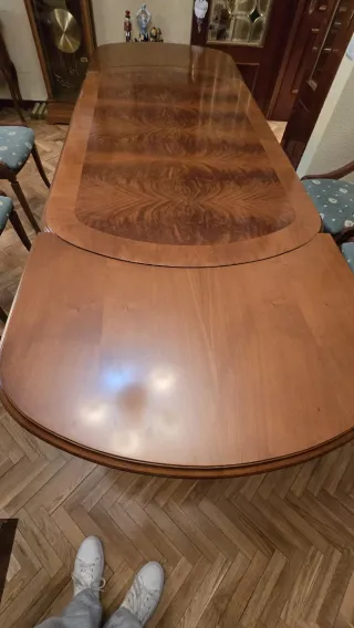 Mesa de comedor de madera