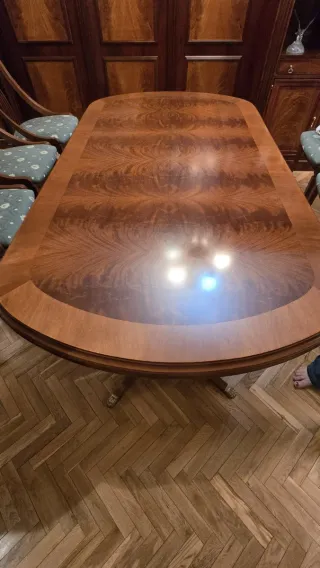 Mesa de comedor de madera