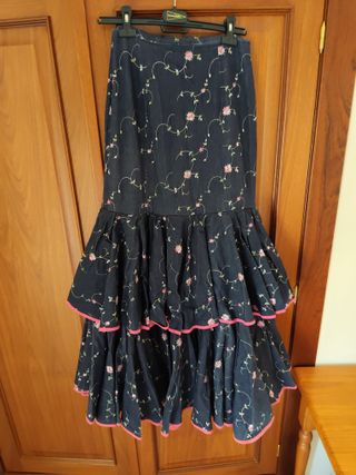 Traje de flamenca azul y rosa