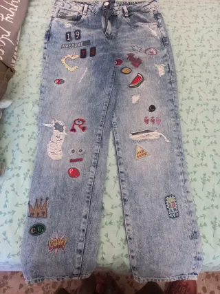 Pantalones vaqueros con parches