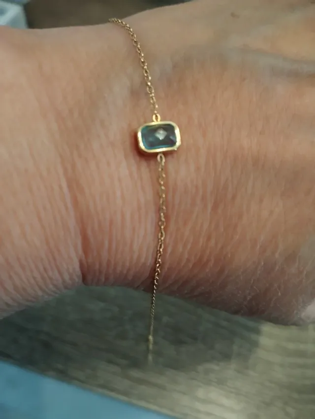 Pulsera acero con piedra azul y detalles dorados