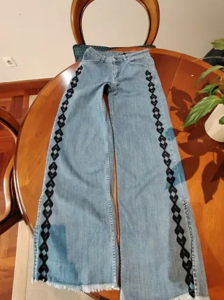 Pantalón vaquero Noon campana bordado